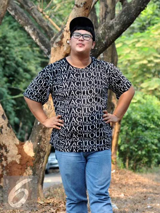 Ricky Cuaca beraksi disela-sela syuting sinetron Ganteng-Ganteng Serigala di kawasan Buperta Cibubur, Jakarta, Rabu (22/7/2015). (Liputan6.com/Panji Diksana) 