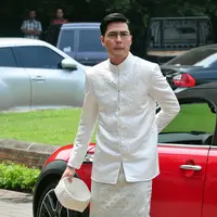  Rizky Kinos ketika menginjakkan kaki di Gedung Arsip Nasional, Tamansari, Jakarta Barat. Menikahi Nycta Gina, Rizky Kinos tampil gagah dengan mengenakan pakaian adat Bugis. (Deki Prayoga/Bintang.com)