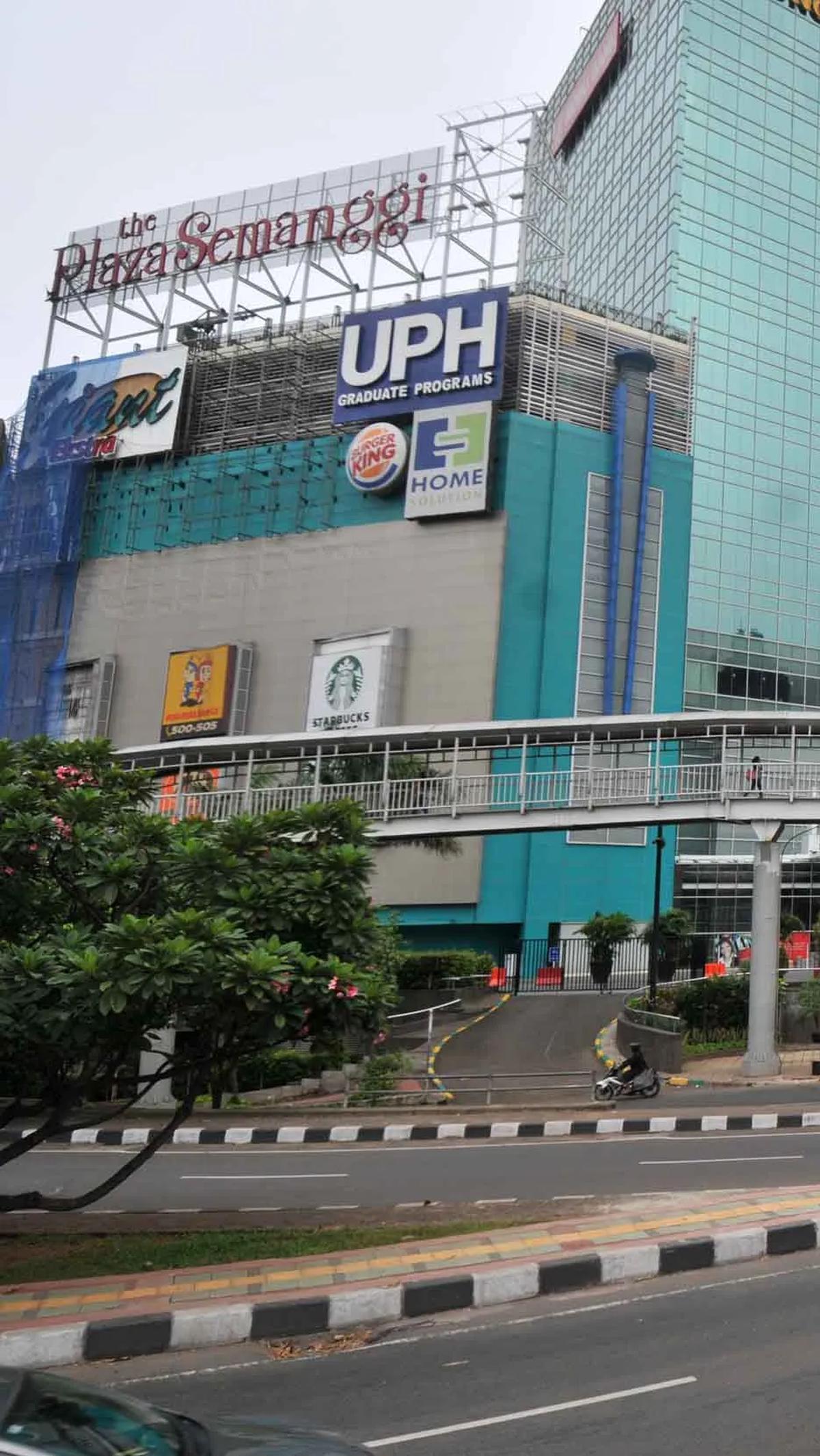 Pusat perbelanjaan modern milik PT Lippo Karawaci Tbk, ini beroperasi sejak tahun 2004 .  Konon, peresmiannya dahulu dilakukan oleh Megawati Soekarnoputri.
