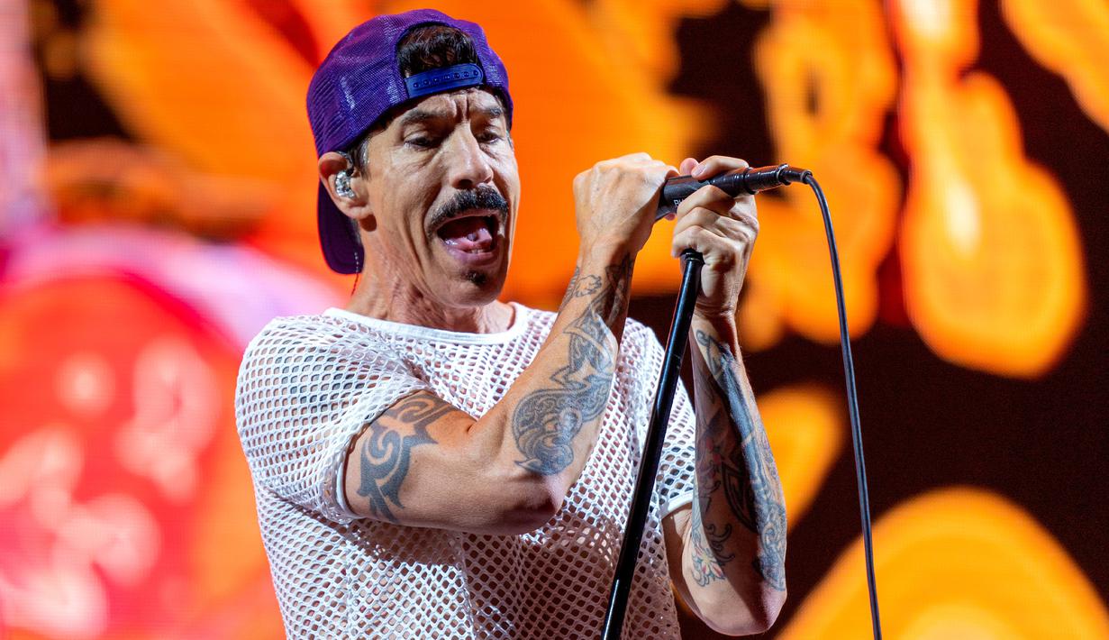Aksi vokalis grup band rock Red Hot Chili Peppers (RHCP), Anthony Kiedis saat tampil di Soldier Field, Chicago, Amerika Serikat, 19 Agustus 2022. Red Hot Chili Peppers bergabung dengan tamu spesial seperti The Strokes dan Thundercat. (Photo by Rob Grabowski/Invision/AP)