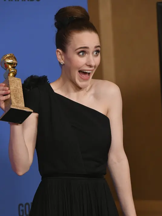 Ekspresi Rachel Brosnahan berpose dengan penghargaan Aktris Terbaik dalam Serial televisi, Komedi atau Musikal untuk serial "The Marvelous Mrs. Maisel" di Golden Globe Awards 2018 di Beverly Hills, California (7/1). (Kevin Winter/Getty Images/AFP)