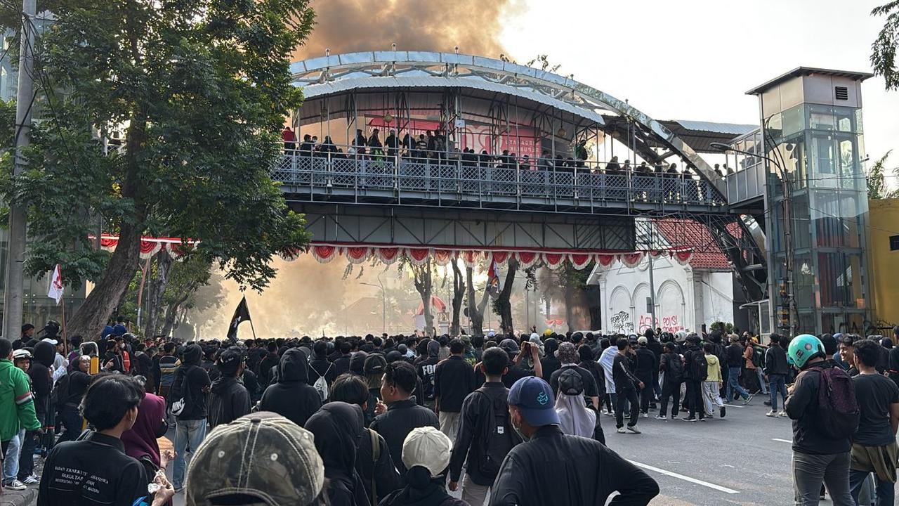 Demo Kecam Kekerasan Aparat di Gedung Negara Grahadi Surabaya Ricuh, Massa Bakar Ban dan Bentrok dengan Polisi