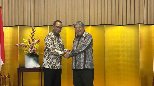 Duta Besar Jepang untuk Indonesia Masaki Yasushi menyampaikan penghargaan Order of the Rising Sun, Gold and Silver Star dari Kaisar Jepang Naruhito kepada mantan Menteri Perhubungan RI Budi Karya Sumadi (BKS).