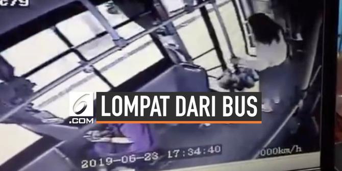 VIDEO: Wanita Nekat Lompat dari Bus karena Salah Jurusan