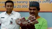 Yang mengejutkan pria berusia 64 tahun asal Sumatera Barat itu membawa uang Rp 90 juta.