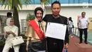 Aktris Angel Lelga dan suaminya Vicky Prasetyo berpose untuk difoto saat mengikuti rangkaian acara 'Bridal Shower' di Jakarta, Kamis (25/1). Dalam acara ini Angel dan Vicky didandani sejelek mungkin oleh teman-teman mereka.(Liputan6.com/Immanuel Antonius)