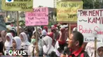 Mereka berorasi dan sambil membawa sejumlah poster yang berisi kekecewaan terhadap sistem zonasi.