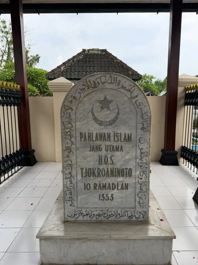 Al Ghazali Ziarah ke Makam HOS Tjokroaminoto