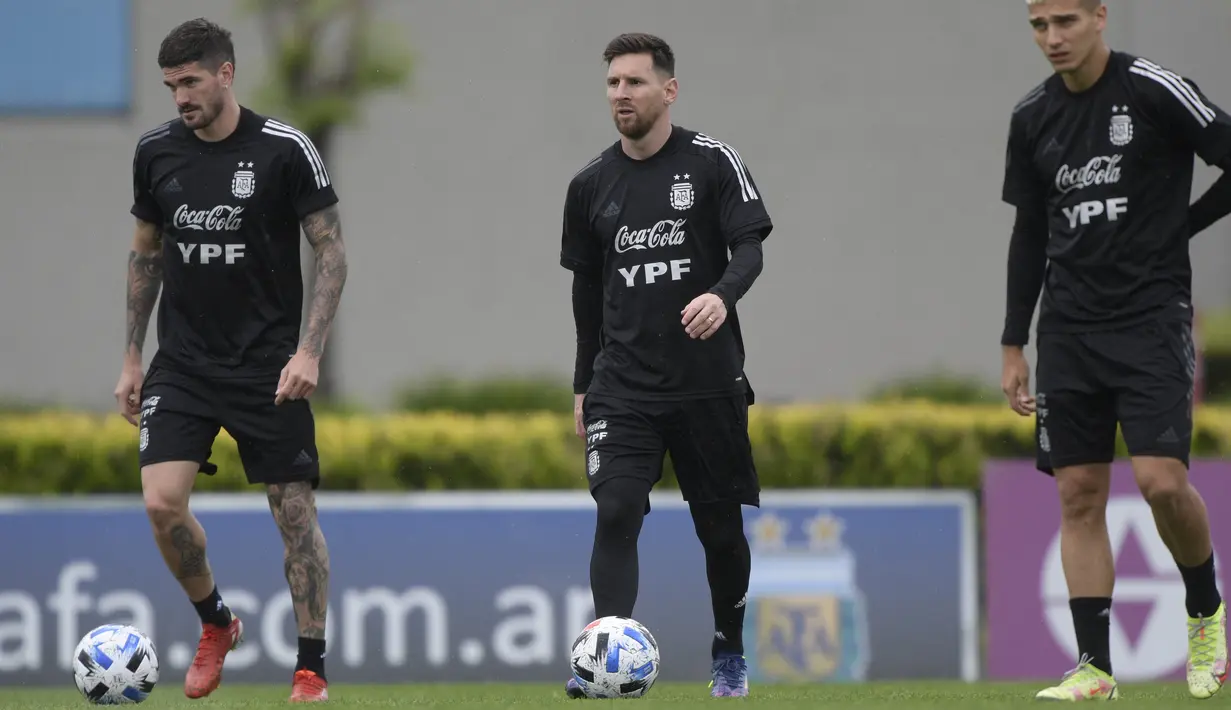 Pemain depan Argentina Lionel Messi (tengah), Rodrigo de Paul dan Nicolas Dominguez menghadiri sesi latihan di Ezeiza, Buenos Aires, Rabu (13/10/2021). Argentina dan Peru berhadapan dalam lanjutan Kualifikasi Piala Dunia 2022 zona Amerika Selatan pada Jumat (15/10) pagi WIB. (JUAN MABROMATA/AFP)