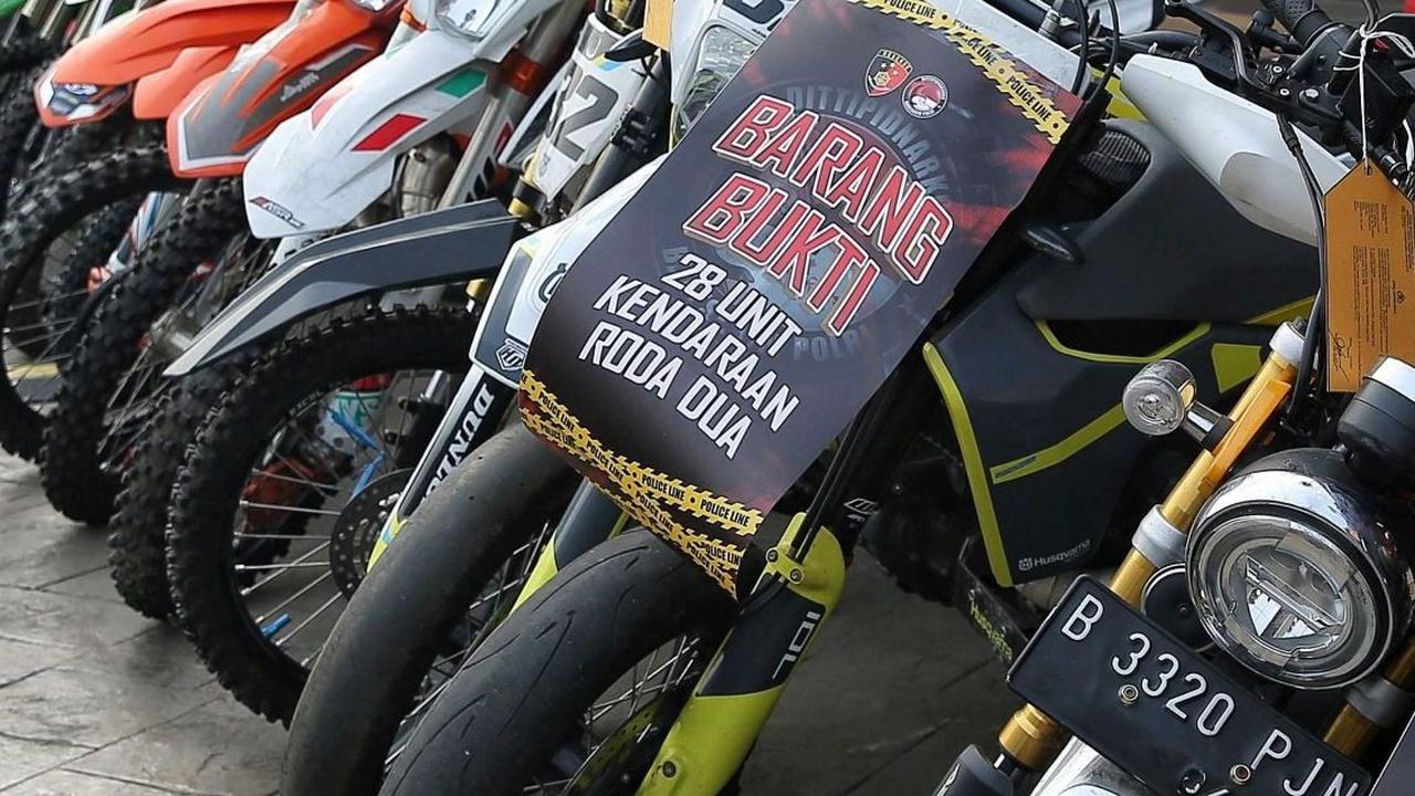 Penampakan puluhan motor trail dan ATV&nbsp;yang disita sebagai barang bukti tindak pidana pencucian uang (TPPU) dari kejahatan narkoba HS, di Lapangan Bhayangkara Mabes Polri, Jakarta, Rabu (18/9/2024). Foto:&nbsp; Liputan6.com / Angga Yuniar