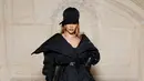 Rihanna kembali ke Paris Fashion Week untuk menghadiri Dior Haute Couture SS24 dengan mengenakan Dior black silk taffeta jacket dan skirt. Dia memberi sedikit sentuhan tomboi pada ansambel serba hitamnya dengan topi baseball hitam. [Dok/Dior]