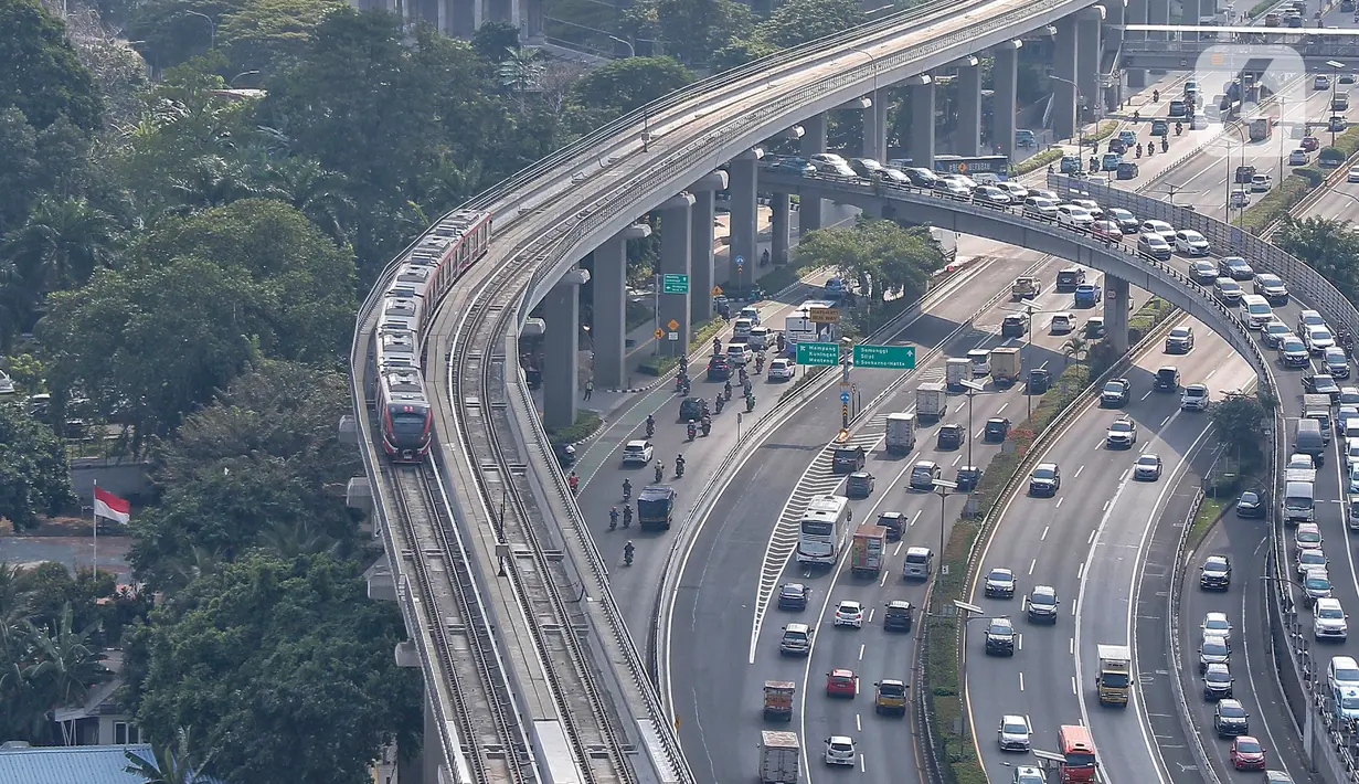 Saat soft launching atau joyride tersebut LRT baru bisa melayani penumpang dengan kapasitas terbatas. (Liputan6.com/Angga Yuniar)