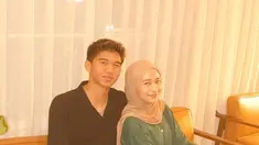 Warganet mulai memperhatikan gaya pacaran Ayman usai ia mengikuti tren "Kalau saja aku bukanlah pengangguran..." di TikTok. Dalam videonya, Ayman menampilkan foto cantik Nadine sambil menambahkan tulisan "Sudah ku pacari kau." Unggahan itu langsung disambut beragam komentar. (Liputan6.com/Tiktok/@aymansbarubangun)