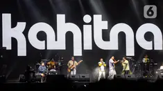 Kahitna sukses memukau para penggemar pada hari pertama We The Fest (WTF) 2023 di GBK Sport Complex, Senayan, Jakarta, Jumat (21/7/2023). Single-single hits Kahitna seperti Soulmate, Cerita Cinta, dan Cantik membuat para penonton WTF 2023 menyanyi bersama. (Liputan6.com/Johan Tallo)