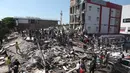 Warga dan petugas penyelamat mencari di antara reruntuhan bangunan yang ambruk setelah gempa bumi melanda Cali, Kolombia, pada hari Senin, 10 Agustus 2026. (Foto AP/Santiago Saldarriaga)