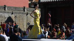 Model berjalan di atas catwalk membawakan busana cheongsam atau disebut qipao selama Festival Budaya Cheongsam Internasional Shenyang di Istana Kekaisaran Shenyang di Shenyang, provinsi Liaoning, China (19/9). (AFP Photo/Str/China Out)
