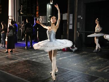 Seorang peserta Kompetisi Balet Internasional XIV melakukan pemanasan di belakang panggung New Stage of the Bolshoi Theater, Moskow, Rusia, 8 Juni 2022. (AP Photo/Alexander Zemlanichenko)