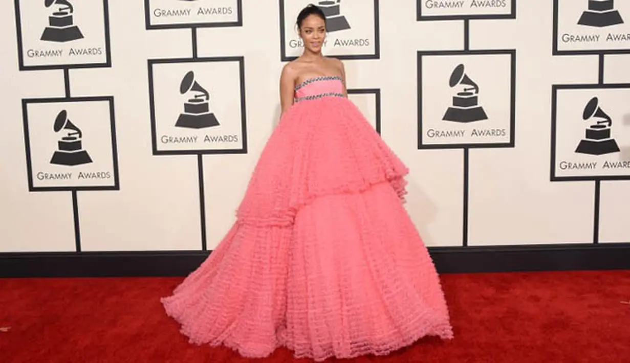 Rihanna tampil bak putri di negeri dongeng saat hadir di Grammy Awards ke-57 di Staples Center, Los Angeles, AS, Minggu (8/2/2015). (Jason Merritt/Getty Images/AFP)