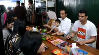 Presiden Joko Widodo (Jokowi) didampingi Ibu Negara, Iriana mengajak sang cucu, Jan Ethes makan soto di Pasar Kliwon, Solo, Jumat (30/3). Tampak hadir juga Kahiyang Ayu bersama suaminya, Bobby Nasution. (Liputan6.com/Pool/Kris-Biro Pers Setpres)