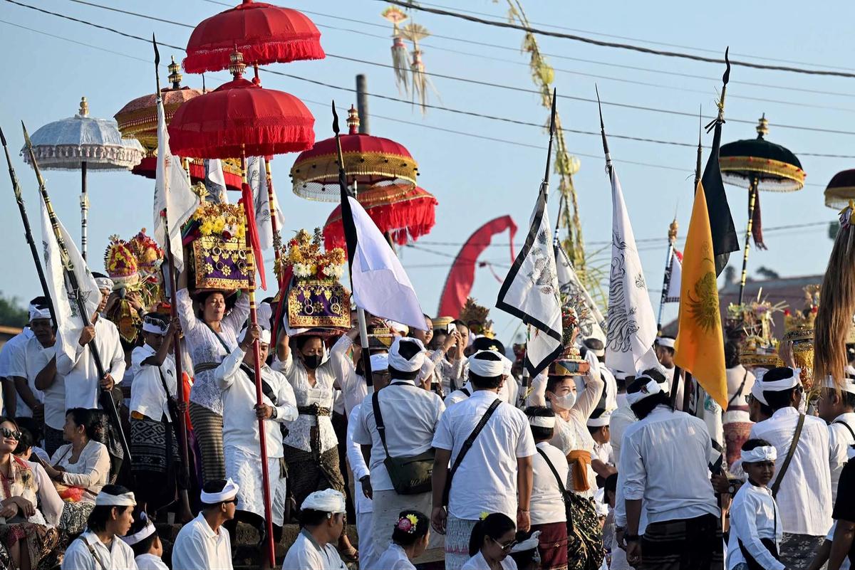 FOTO: Ribuan Umat Hindu Ikuti Prosesi Melasti di Pantai Padanggalak Bali
