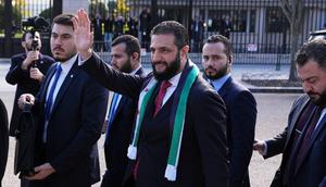 Presiden Suriah Ahmed al-Sharaa melambaikan tangan saat menyapa para pendukungnya di luar Gedung Putih, Senin (10/11/2025), setelah bertemu dengan Presiden Donald Trump. (Dok. AP/Jacquelyn Martin)