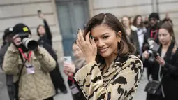 Zendaya merapikan rambutnya setelah menghadiri koleksi ready-to-wear Louis Vuitton Fall/Winter 2023-2024 selama acara Paris Fashion Week di Prancis, Senin (6/3/2023). Zendaya melengkapi tampilan memukau dengan sepatu bot setinggi lutut yang serasi dan blazer chic dengan kancing pernyataan dan kerah kulit.(AP Photo/Christophe Ena)