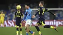 Striker Napoli, Hirving Lozano (kiri) menguasai bola dibayangi bek Parma, Riccardo Gagliolo dalam laga lanjutan Liga Italia 2020/21 pekan ke-20 di Diego Armando Maradona Stadium, Minggu (31/1/2021). Napoli menang 2-0 atas Parma. (LaPresse via AP/Alessandro Garofalo)