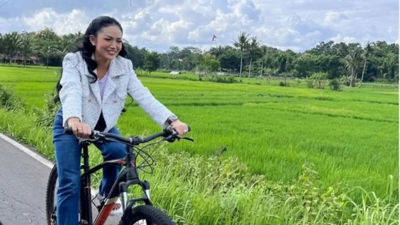 Krisdayanti bersepeda di plataran heritage Borobudur. (credit:instagram.com/krisdayantilemos)