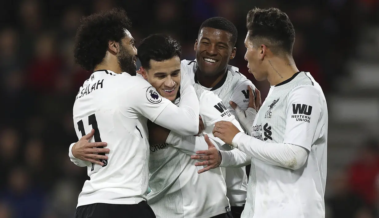 Para pemain Liverpool merayakan gol yang dicetak oleh Philippe Coutinho ke gawang AFC Bournemouth pada laga Premier League di Stadion The Vitality, Minggu (17/12/2017). Liverpool menang 4-0 atas AFC Bournemouth. (AP/Andrew Matthews)