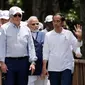 Presiden Indonesia Joko Widodo atau Jokowi (kanan) memberi isyarat di samping Presiden Amerika Serikat Joe Biden, Kanselir Jerman Olaf Scholz, Perdana Menteri India Narendra Modi, dan para pemimpin dunia lainnya pada acara penanaman mangrove di sela-sela pertemuan KTT G20 di Taman Hutan Raya Ngurah Rai, Denpasar, Bali, Indonesia, Rabu (16/11/2022). Para pemimpin dunia menanam mangrove bersama untuk menekankan peran penting menangani krisis iklim. (Mast Irham/Pool Photo via AP)