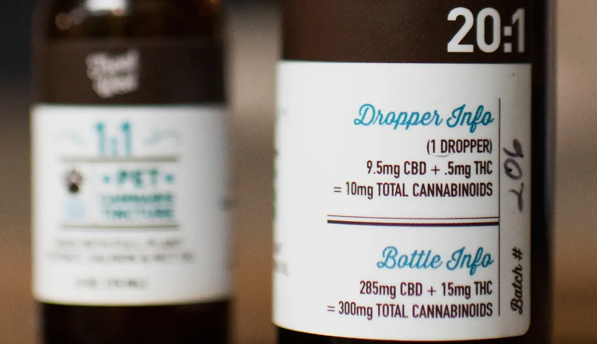 Kandungan THC (Tetrahydrocannabinol) dan CBD (Cannabidiol) yang terdapat dalam botol ekstrak ganja, TreatWell, di Los Angeles, 8 Juni 2017. TreatWell merupakan produk baru dari ganja medis untuk membantu penyembuhan bagi hewan peliharaan. (Robyn Beck/AFP)