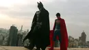 Dua orang pria mengenakan kostum Batman dan Superman saat sesi pemotretan di Lebanon (23/3). Fenomena Batman vs Superman menjadi perhatian para pecinta superhero karena film terbarunya yang muncul. (PATRICK BAZ / AFP)