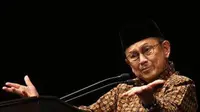 Pesan tersebut disampaikan Habibie saat bertemu Agus-Sylvi di kediamannya, Jalan Patra, Kuningan, Jakarta Selatan.