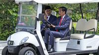 Presiden Joko Widodo atau Jokowi (kanan) bersama Perdana Menteri Malaysia Anwar Ibrahim berkeliling Kebun Raya Bogor dengan mobil golf di Istana Kepresidenan Bogor, Jawa Barat, Senin (9/1/2023). Presiden Jokowi menerima kunjungan kenegaraan Perdana Menteri Malaysia Anwar Ibrahim di Istana Bogor. (AP Photo/Achmad Ibrahim)