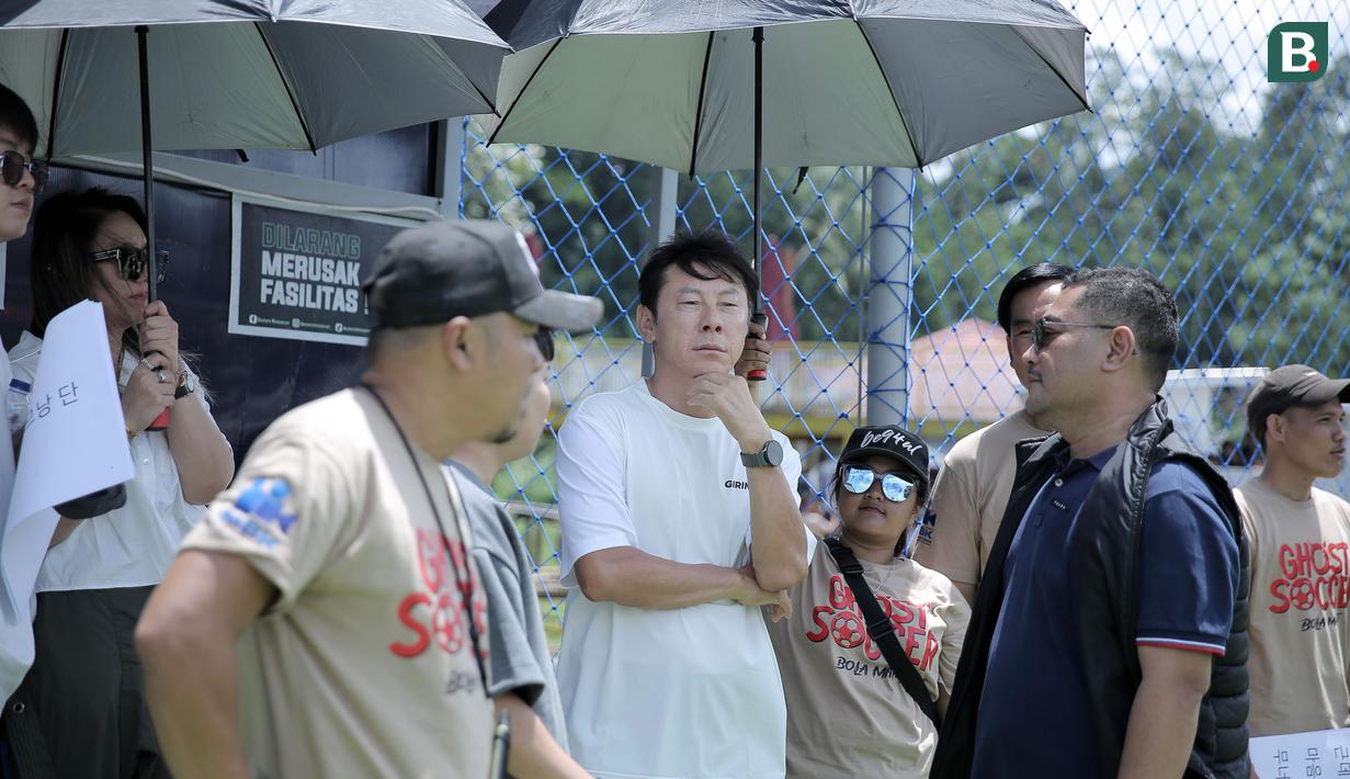 Mantan pelatih Timnas Indonesia, Shin Tae-yong bersiap melakukan syuting film Ghost Soccer: Bola Mati yang berlangsung di Cisalak, Subang, Jawa Barat pada Minggu (19/01/2025). (Bola.com/Rivo Falah Naufal)