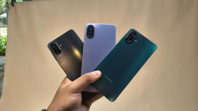 Hands-on Back Cover Samsung Galaxy A07 saat peluncuran di Jakarta.