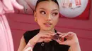 Pulasan makeup glowing Naura Ayu yang bernuansa pink sukses mencuri perhatian [@naura.ayu]