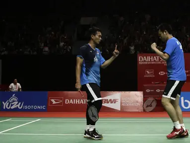 Ganda putra Indonesia, Mohammad Ahsan/Hendra Setiawan, saat menghadapi ganda Chinese Taipei, Lee Yang/Wang Chi Lin, pada laga Indonesia Masters 2020 di Istora Senayan, Jakarta, Jumat (17/1). Ahsan/Hendra menang 9-21, 21-15, dan 21-19. (Bola.com/Yoppy Renato)