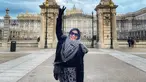 Dalam liburannya ke luar negeri, wanita yang kerap disapa Bu CEO ini tampil stylish dengan berbagai gaya berhijabnya. Seperti saat liburan di Spanyol, Dine Mutiara nampak mengenakan jaket tebal berwarna hitam dan kerudung yang senada. (Liputan6.com/IG/@dine.pearl)