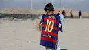 Murtaza Ahmadi (5), bocah asal Afghanistan, menunjukkan jersey yang ditandatangani langsung oleh bintang Barcelona yang juga idolanya, Lionel Messi, sebelum bermain sepak bola di sebuah lapangan terbuka di Kabul, Jumat (26/2). (REUTERS/Omar Sobhani)