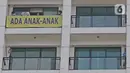 Penghuni Nine Residence memasang spanduk penolakan RS darurat COVID-19 di Lippo Plaza Mampang, Jakarta, Minggu (5/4/2020). Mereka keberatan dan menolak pembangunan dan pengoperasian RS pasien COVID-19 di sebagian Lippo Plaza Mampang yang ada dalam satu kawasan. (Liputan6.com/Herman Zakharia)
