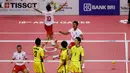 Timnas takraw Indonesia (putih) merayakan kemenangan atas Jepang saat bertanding di final Asian Games 2018 di Palembang, Sabtu (1/9). Indonesia menang dengan skor (15-21, 21-14 dan 21-16). (AP Photo/Vincent Thian)
