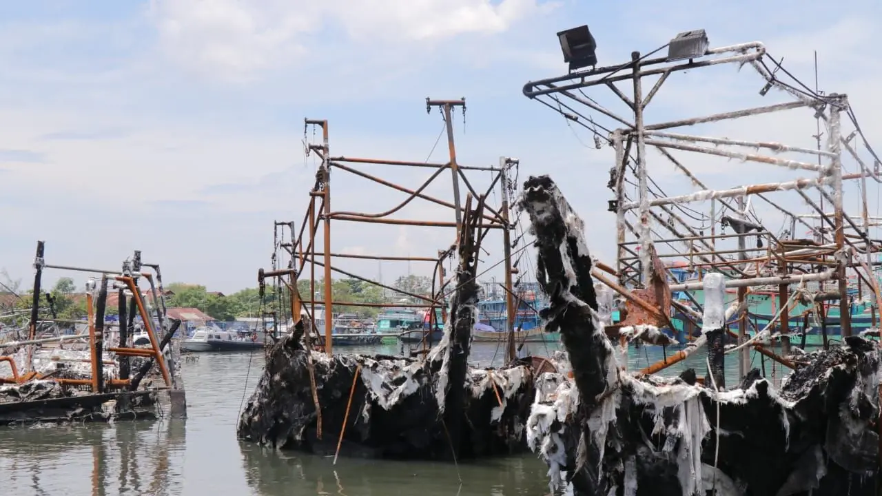 Kementerian Koordinator Bidang Kemaritiman dan Investasi pengumpulan data dan informasi awal terkait insiden kebakaran kapal di PT Pelindo, Tegal, Jawa Tengah. (Dok Kemenko Marves)
