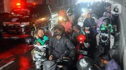 Para pengendara sepeda motor yang berhenti di bawah Underpass Mampang memakan satu lajur sehingga hanya sebagian yang bisa dilalui. (merdeka.com/Arie Basuki)