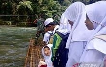 TNI Bantu Warga Loksado Akses Transportasi Pascabanjir: Jembatan Putus, Perahu Bambu Jadi Solusi