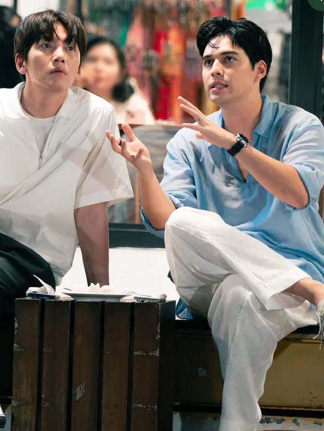 Ji Chang Wook bertemu Maxime Bouttier di Yogyakarta pakai sepatu hitam. [@bouttier_maxime]