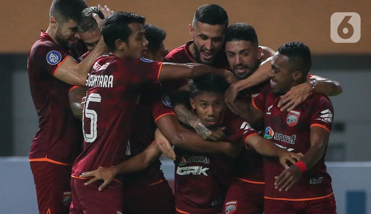 Gelandang Borneo FC, M. Sihran H. Amarullah (90) merayakan gol pertama tim bersama rekannya dalam laga pekan pertama BRI Liga 1 2021/2022 melawan Persebaya Surabaya di Stadion Wibawa Mukti, Cikarang, Sabtu (4/9/2021). Borneo FC menang 3-1 atas Persebaya Surabaya. (Bola.com/Bagaskara Lazuardi)