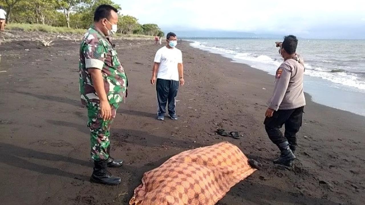 Jenazah Sadari ditemukan tergeletak di pinggir pantai Pulau Santen Banyuwangi. (Istimewa)