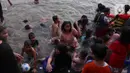 Warga  saat mengikuti keramas bersama di bantaran sungai Cisadane di kawasan Babakan, Kota Tangerang, Jumat (1/4/2022). Keramas bersama merupakan tradisi warga yang berada dikawasan tersebur sebagai simbol membersihkan diri untuk menyambut bulan Ramadhan. (Liputan6.com/Angga Yuniar)