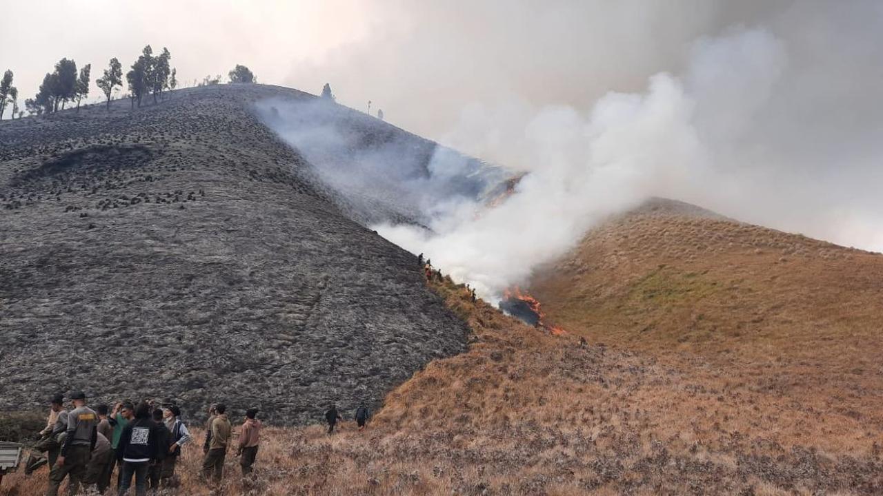 Kebakaran yang terjadi Kamis (7/8) kini sudah mereda. Akan tetapi, masih menyisakan kepulan asap yang membumbung di beberapa sudut bukit.<br>